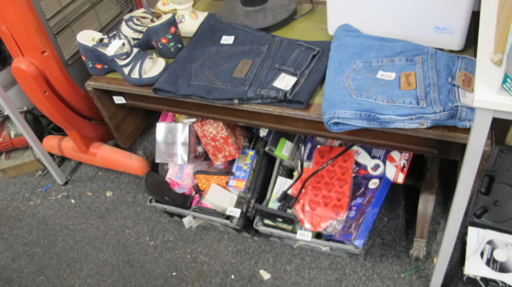 Lot 459: Drop leaf coffee table