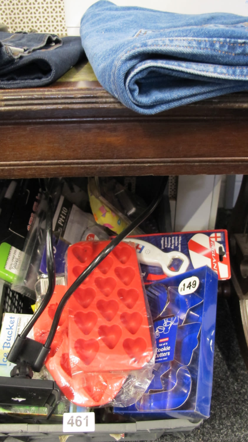 Lot 461: Box of misc