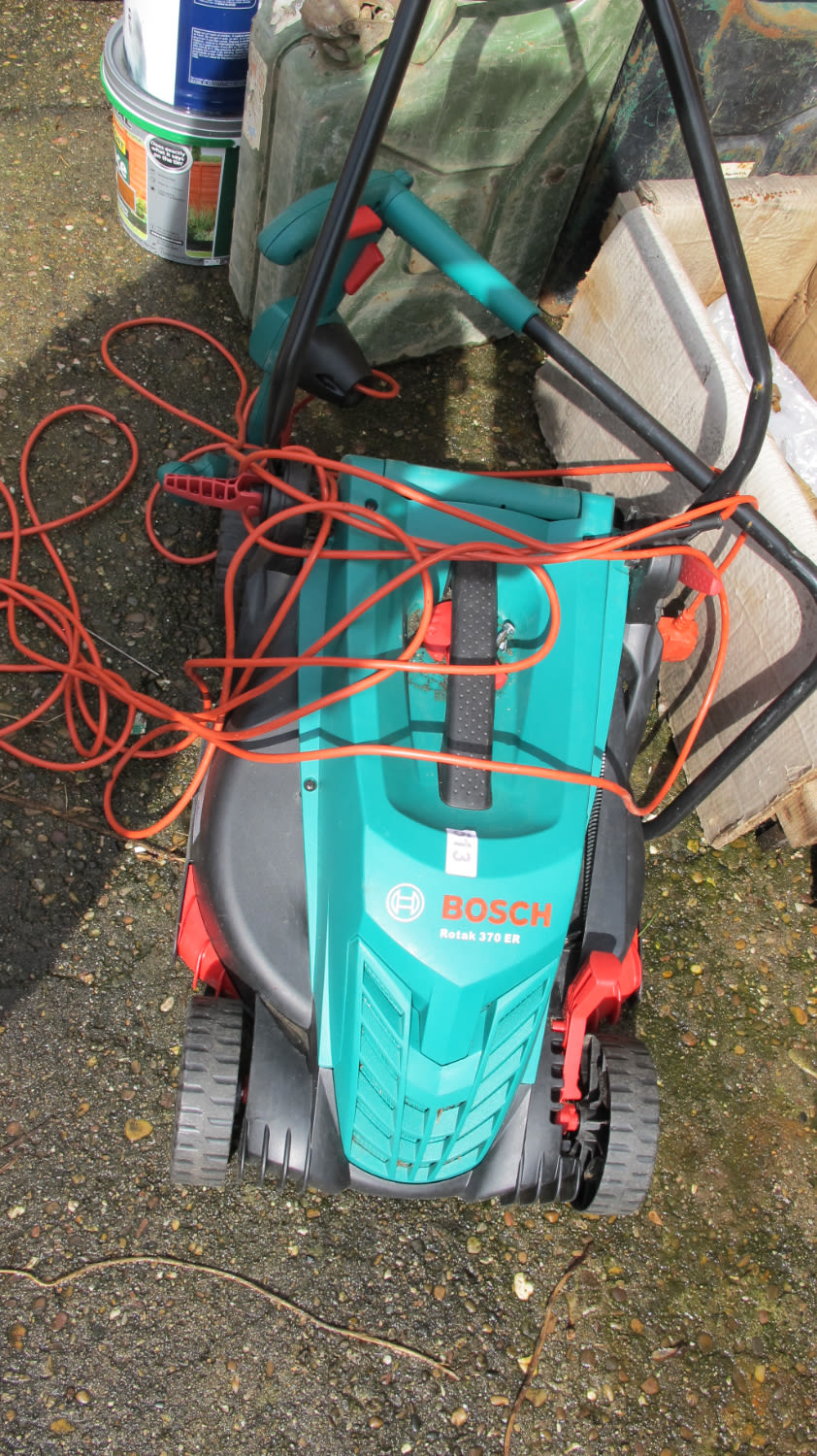 Lot 513: Bosch electric lawn mower