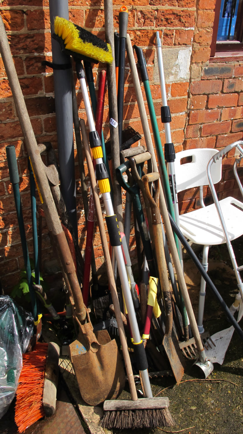 Lot 516: qty of garden tools