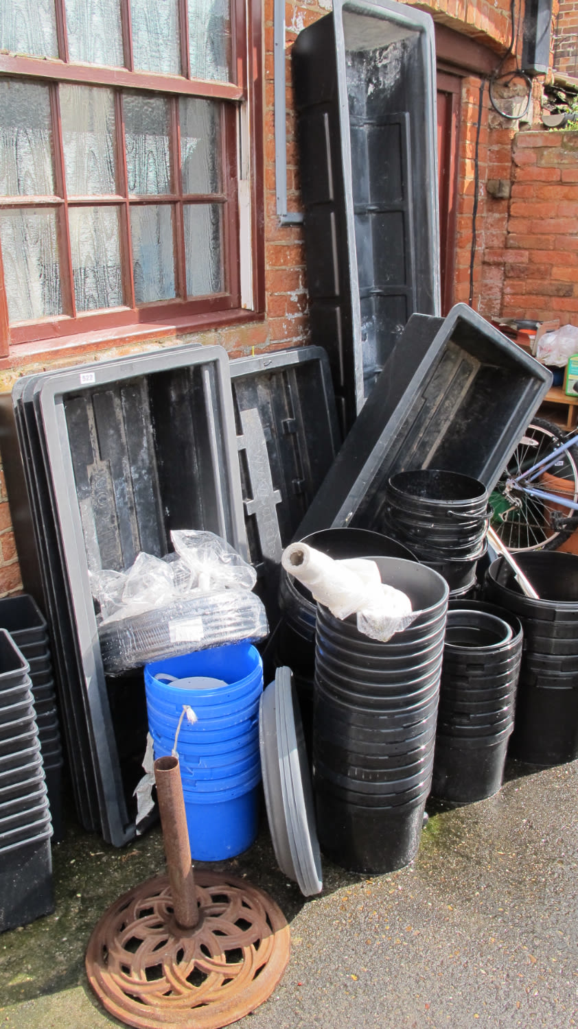 Lot 522: Plant pots etc