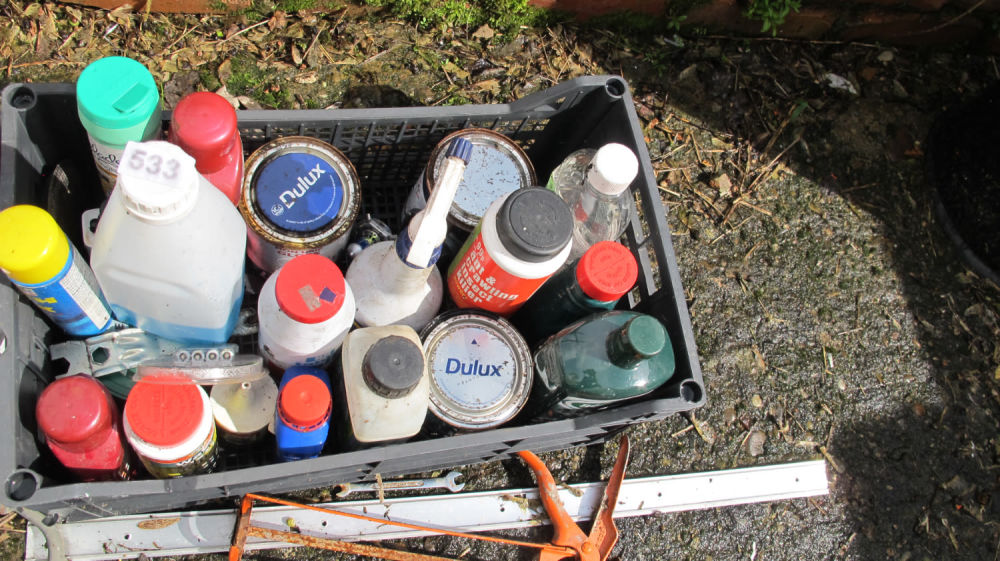 Lot 533: Tub of shed items