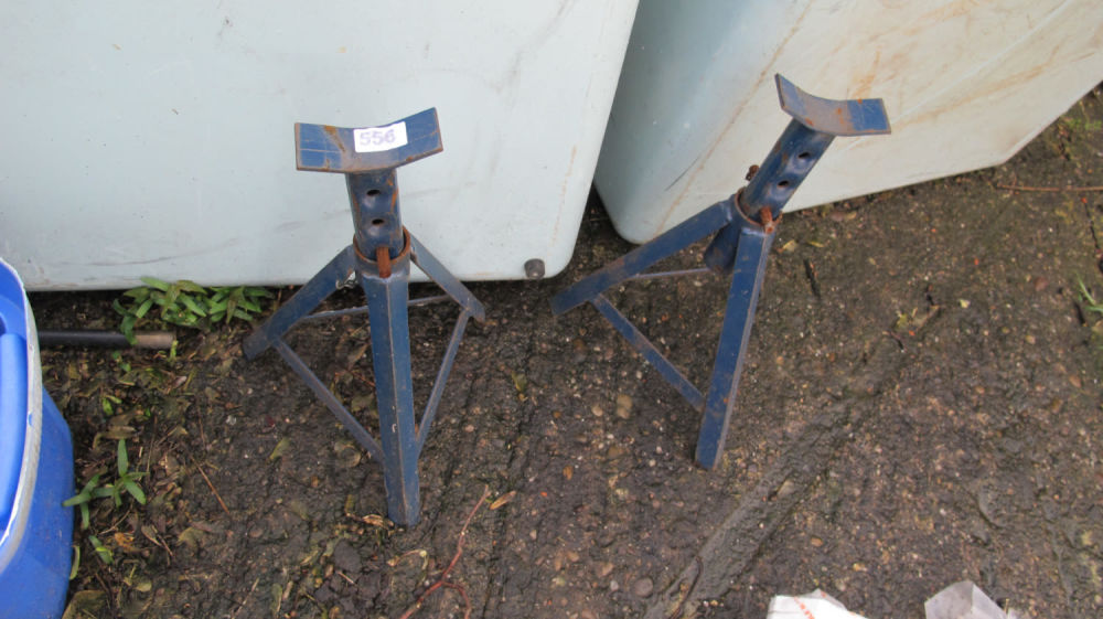 Lot 556: Axle stands