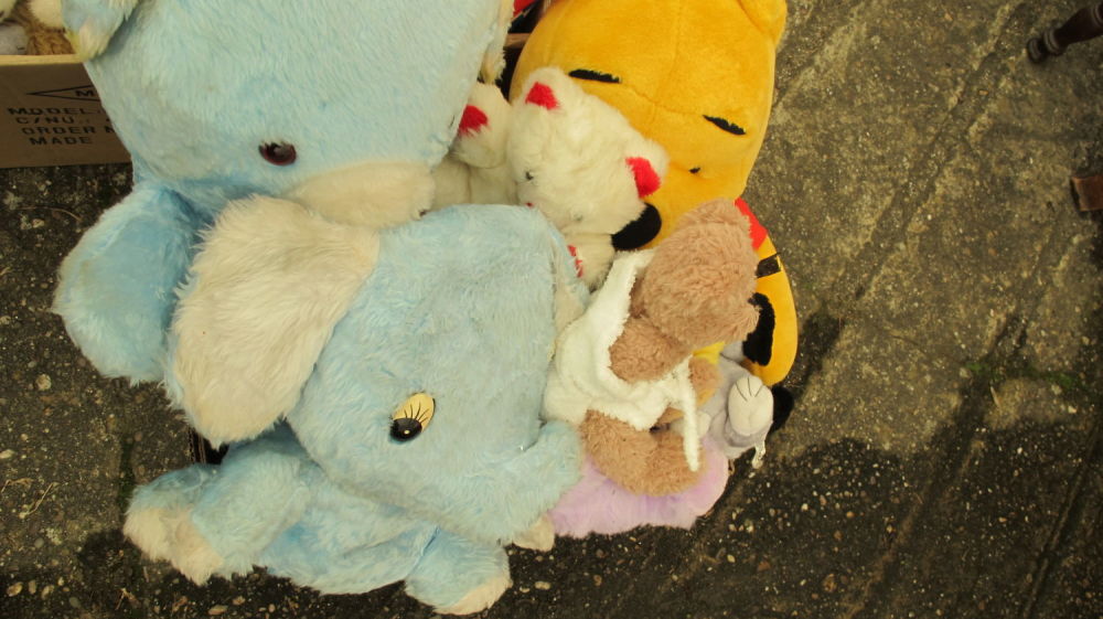 Lot 612: Box of teddies
