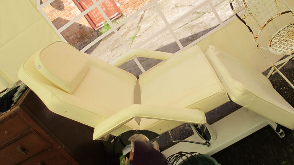 Lot 623: Massage table