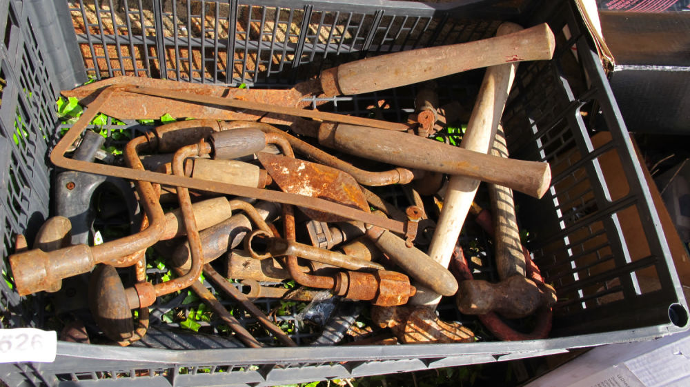 Lot 626: A tub of tools