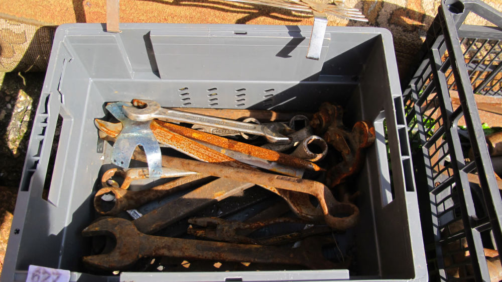 Lot 627: A tub of tools