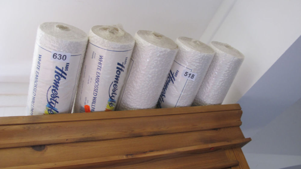 Lot 630: 5 rolls of white embossed wallpaper