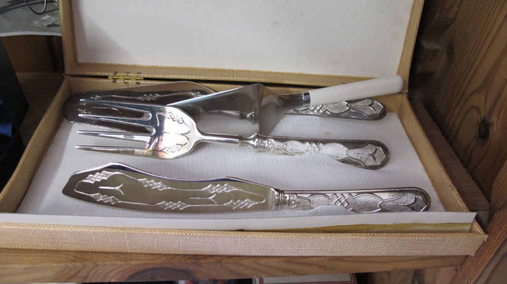 Lot 643: Silver plated cake set