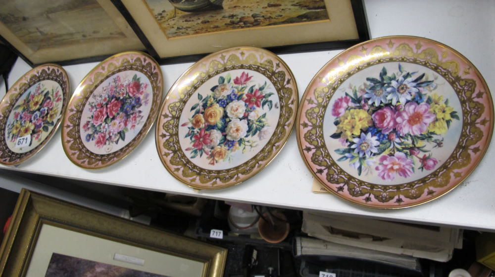 Lot 671: 4 floral plates