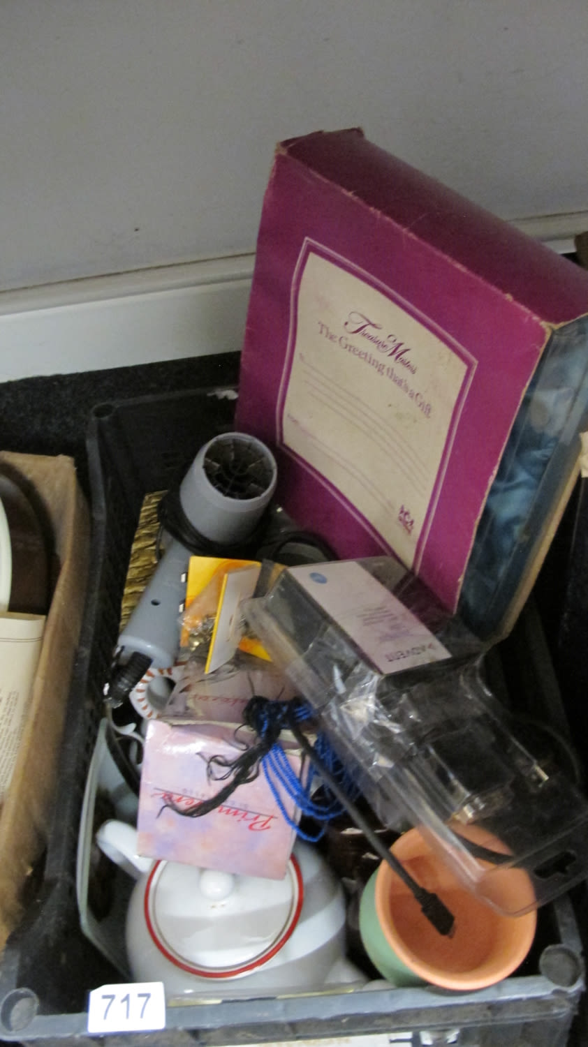 Lot 717: A box of misc.