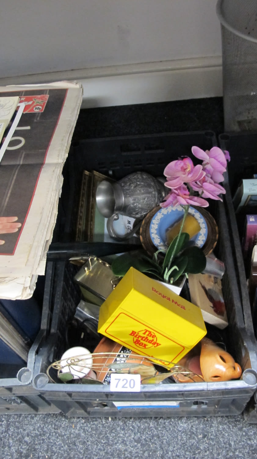 Lot 720: A box of misc.