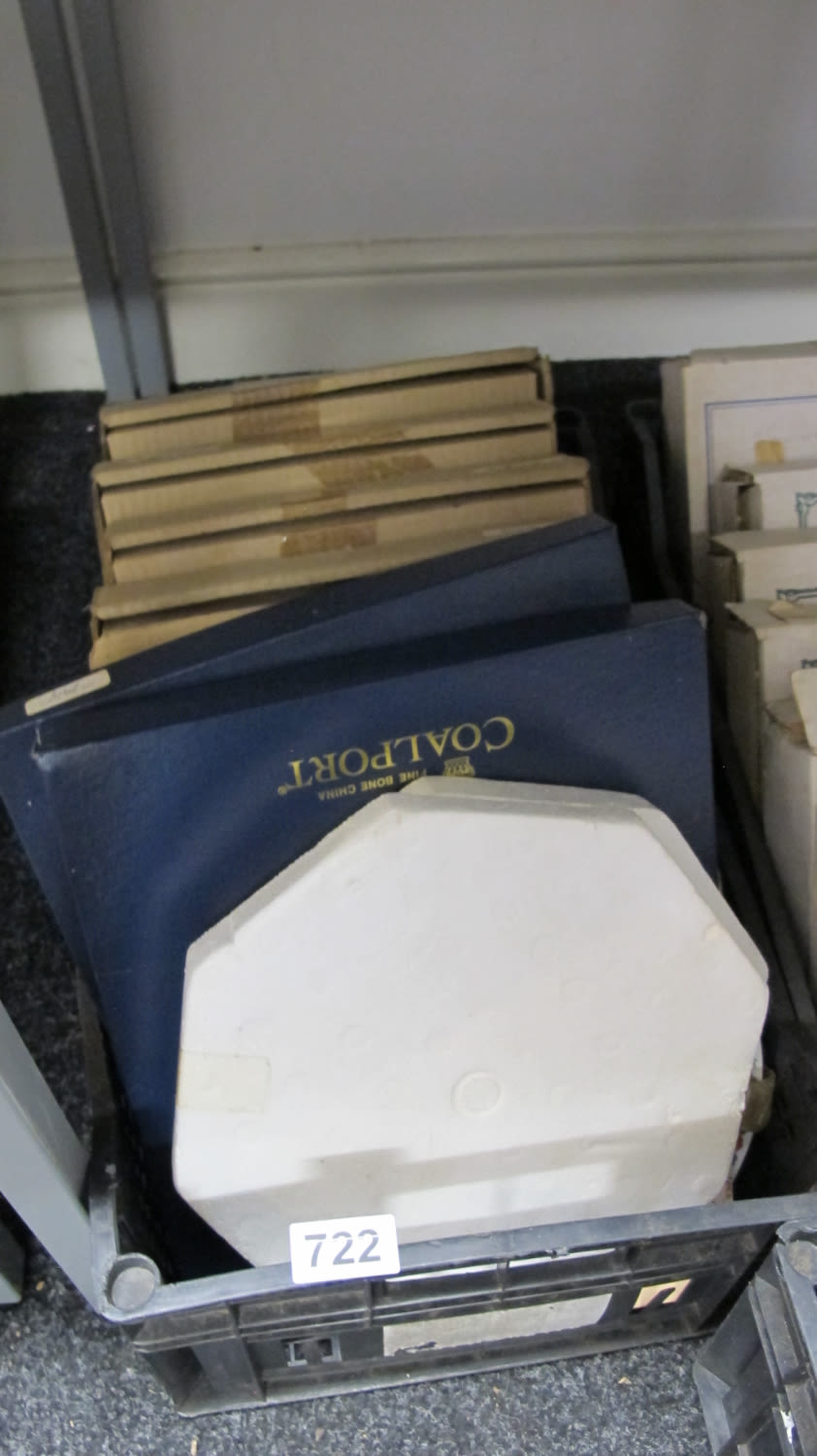 Lot 722: A tub of collectors plates