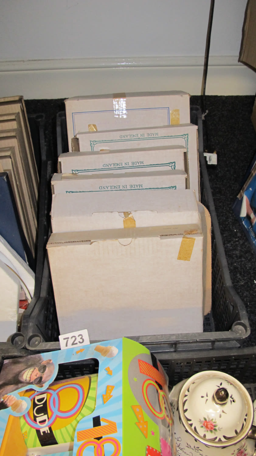 Lot 723: A tub of collectors plates