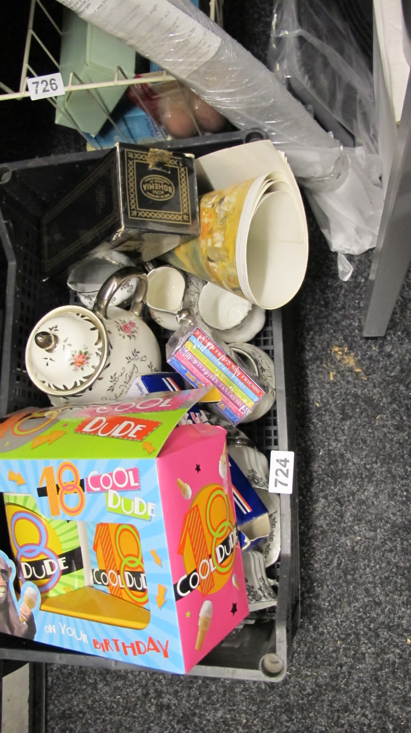 Lot 724: A box of misc.