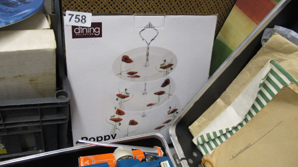 Lot 758: A poppy motif cake stand