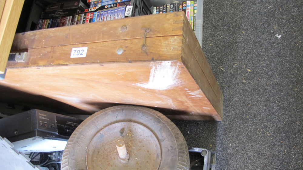 Lot 792: A pasting table