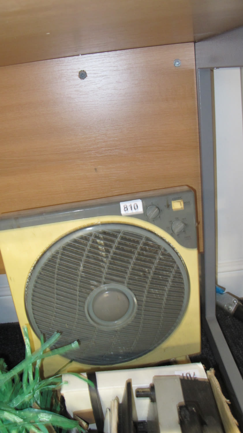 Lot 810: Electric fan heater