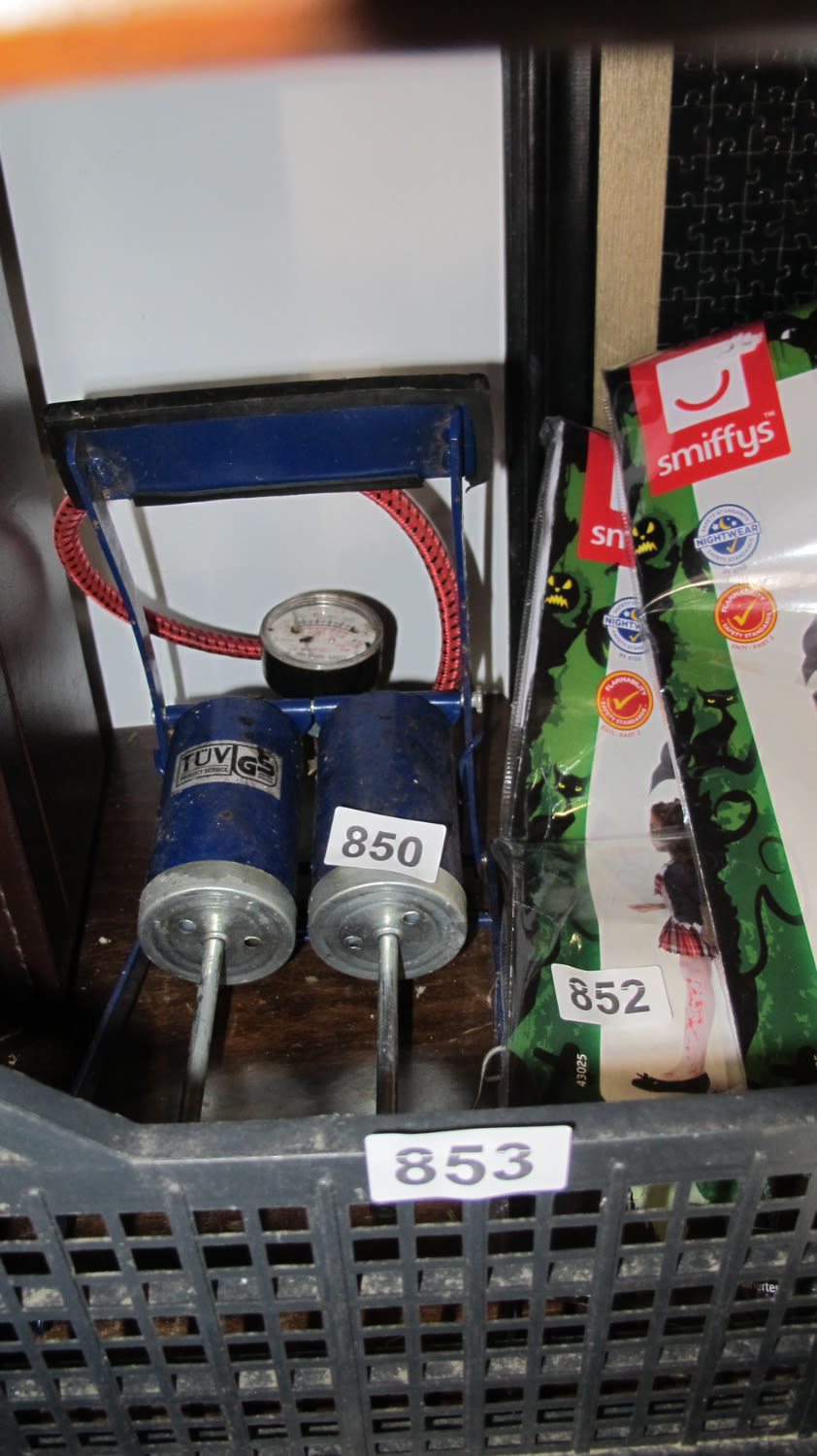 Lot 850: Double cylinder foot pump