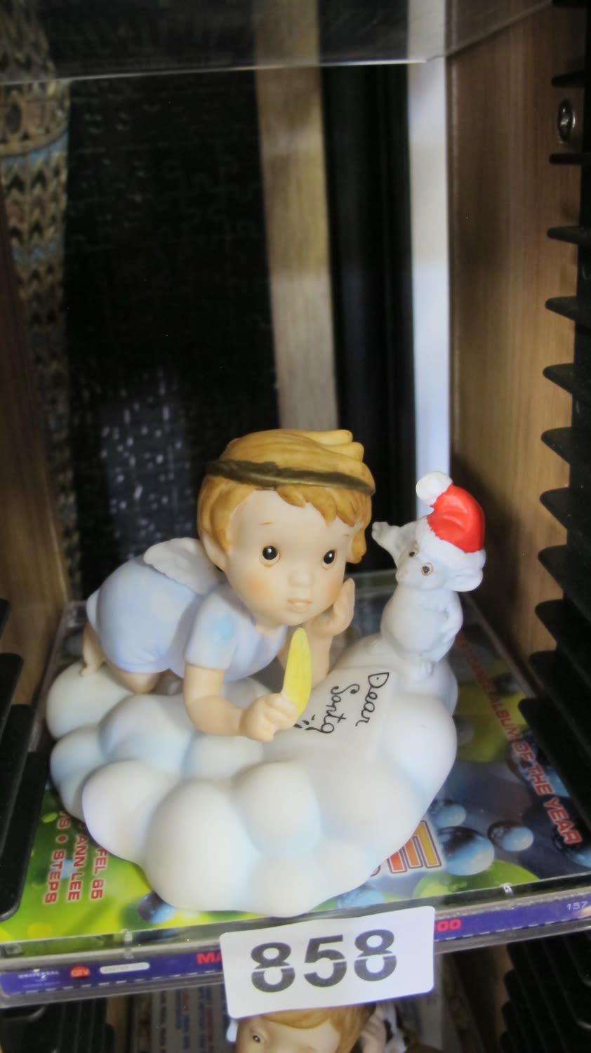 Lot 858: Cherub figurine