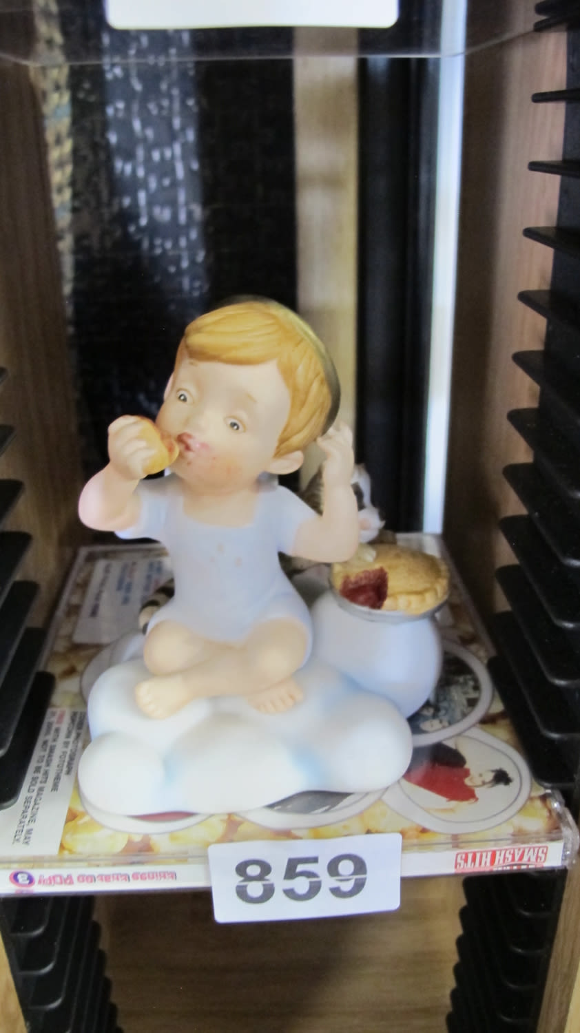 Lot 859: Cherub figurine