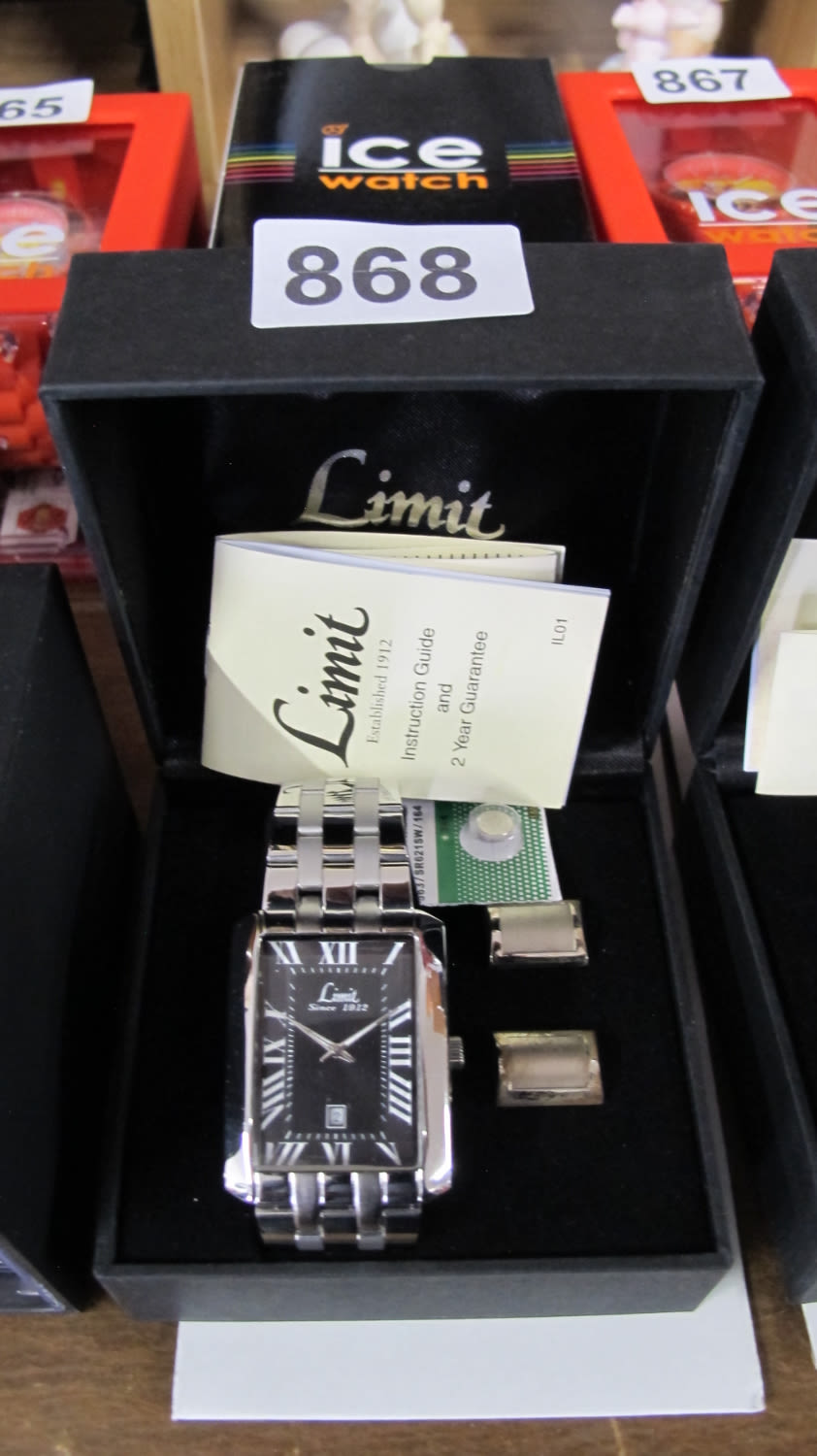 Lot 868: A Limit men's watch with cufflinks. Spare battery...