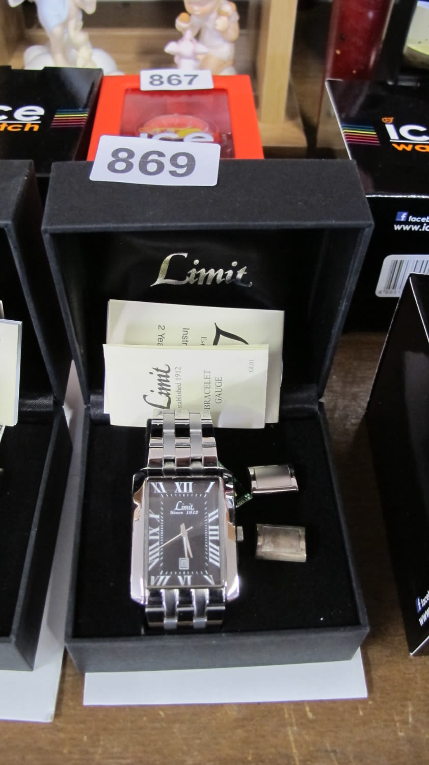 Lot 869: A Limit men's watch with cufflinks. Spare battery...