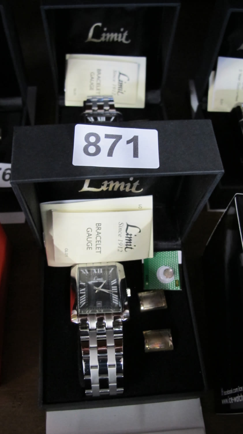 Lot 871: A Limit men's watch with cufflinks. Spare battery...
