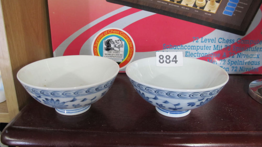 Lot 884: 2 Chinese bowls, 2 character signature to base