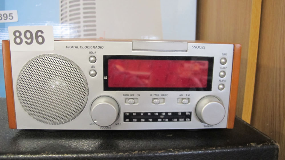 Lot 896: Digital clock radio