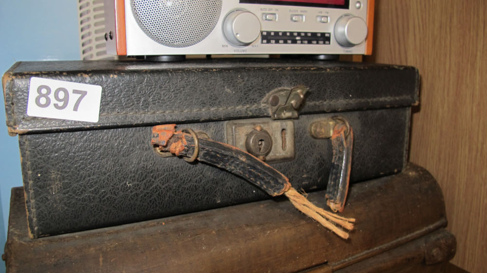 Lot 897: Vintage small case