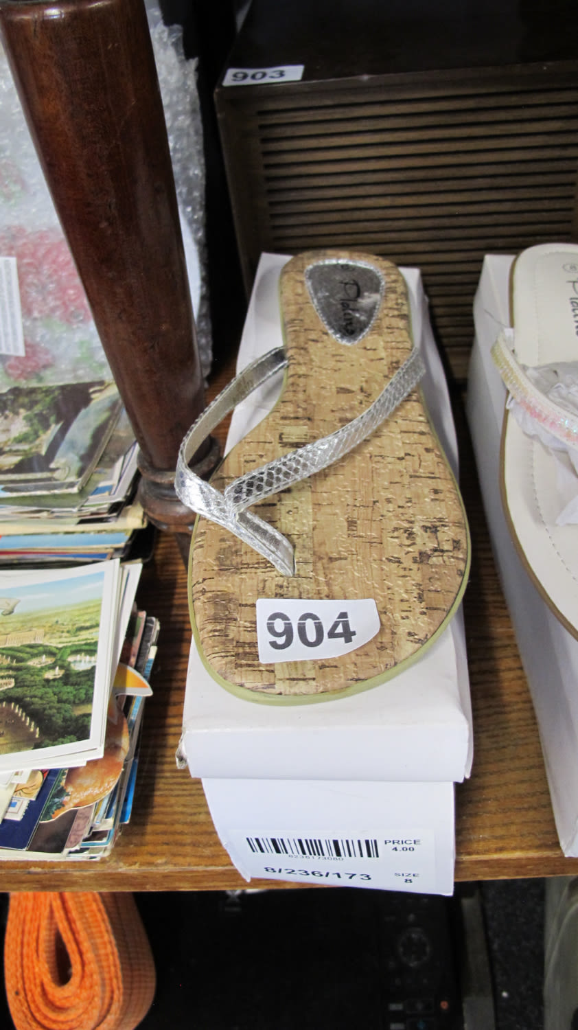 Lot 904: Sandals size 8