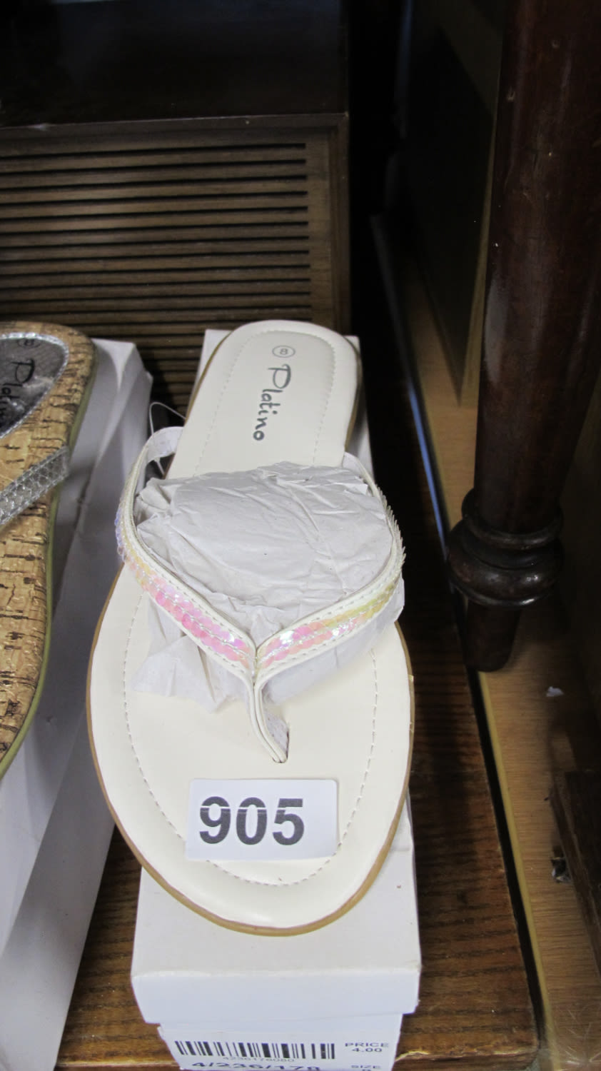 Lot 905: Sandals size 8