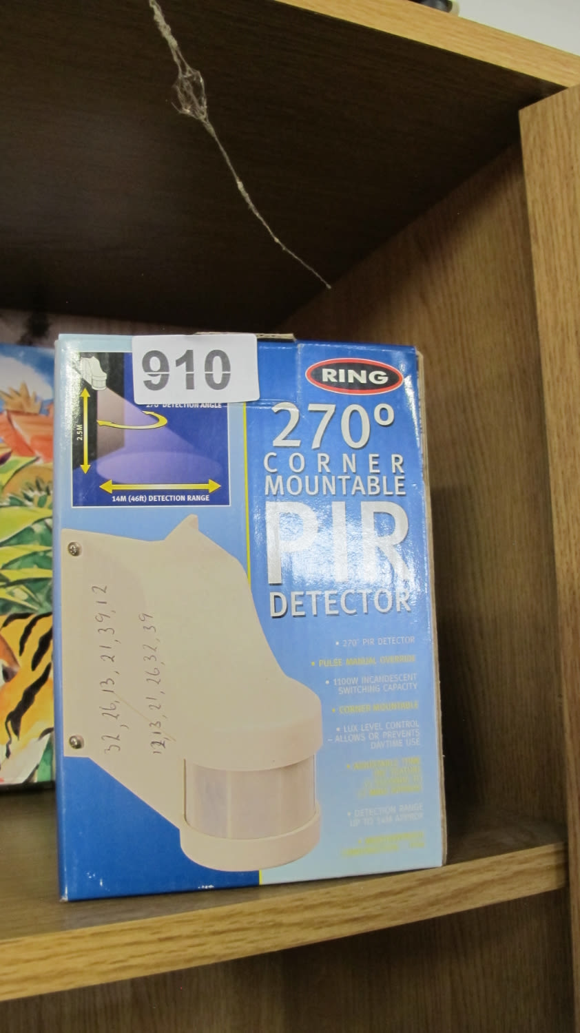 Lot 910: Corner mountable PIR detector