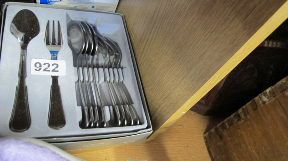 Lot 922: New dessert cutlery