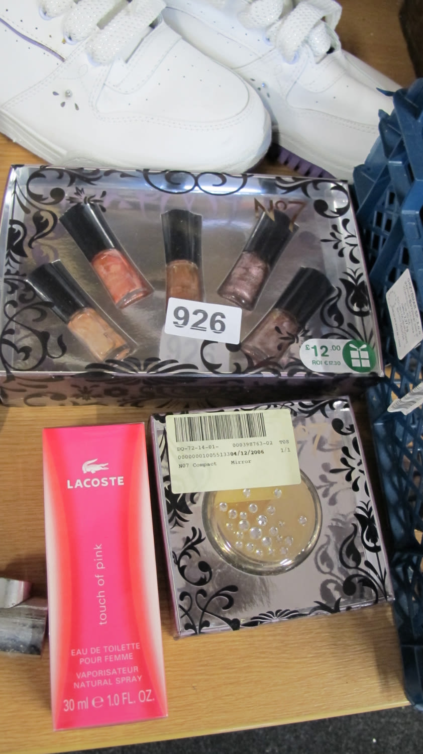 Lot 926: Cosmetics gift sets etc