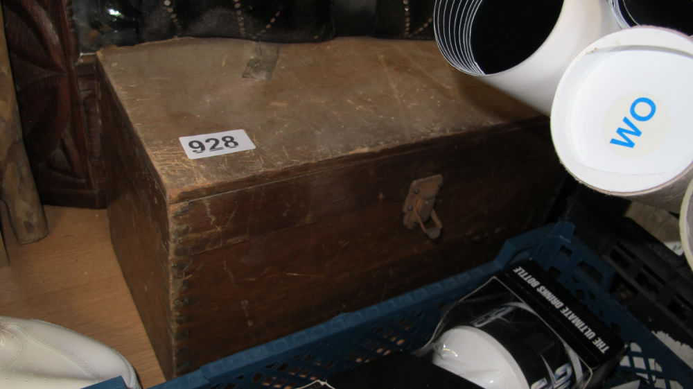 Lot 928: Vintage scratch built wooden box