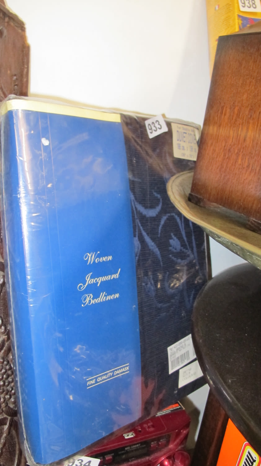 Lot 933: Jacquard damask duvet cover