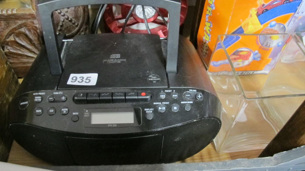 Lot 935: Portable CD radio player