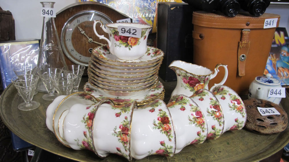 Lot 942: 8 trios of Royal Albert gilt edged Old...