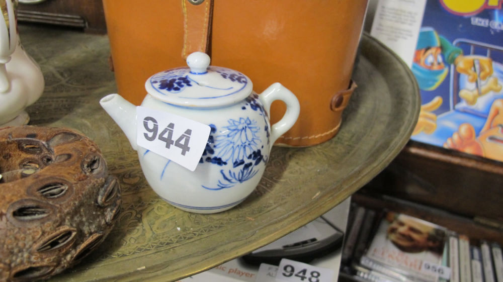 Lot 944: Small hand decorated Chinese tea pot