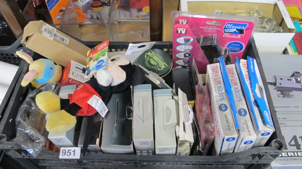 Lot 951: A box of misc.