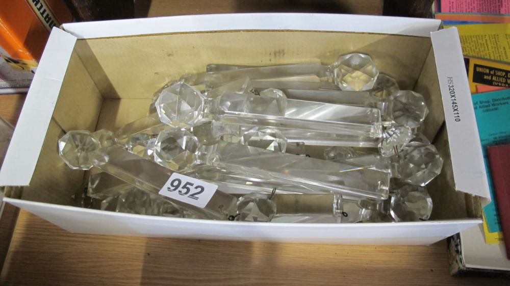 Lot 952: Chandelier jewels