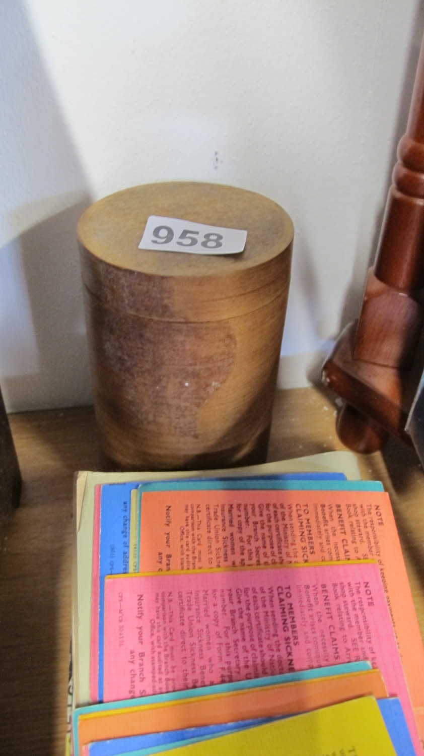 Lot 958: Wooden cigar pot