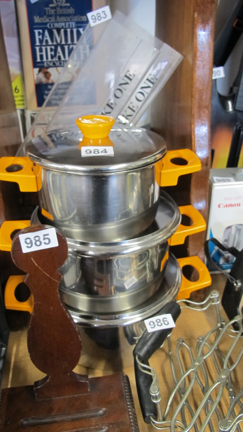 Lot 984: 3 graduated pans