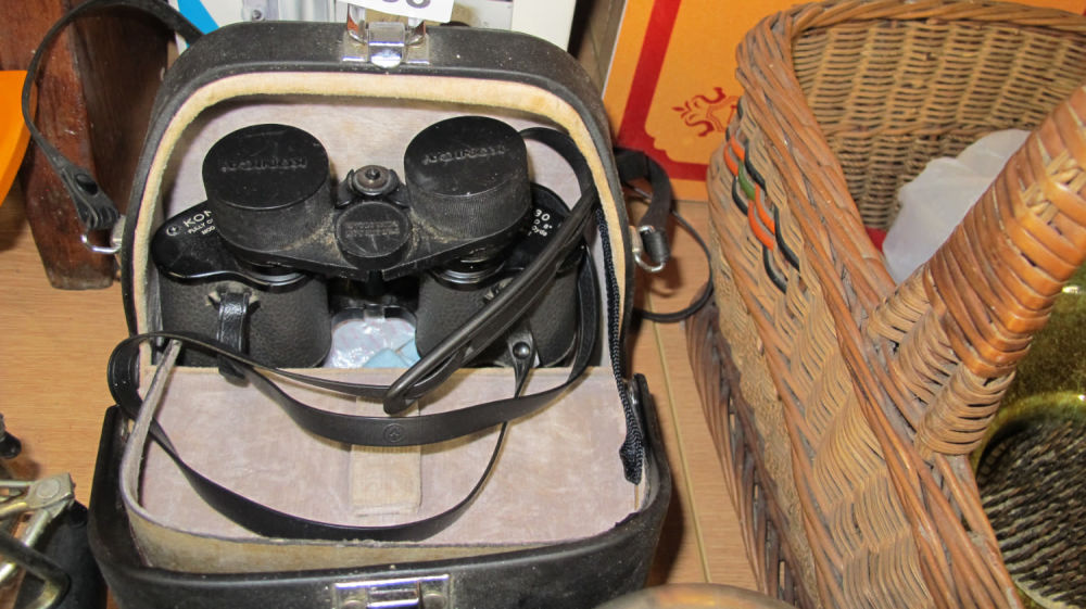 Lot 988: Konica binoculars in case