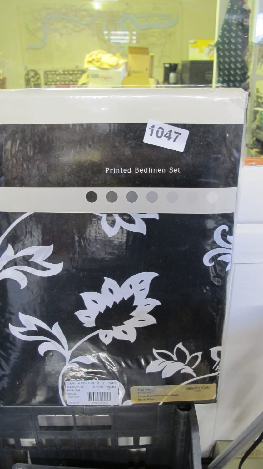 Lot 1047: Lorna duvet single set 