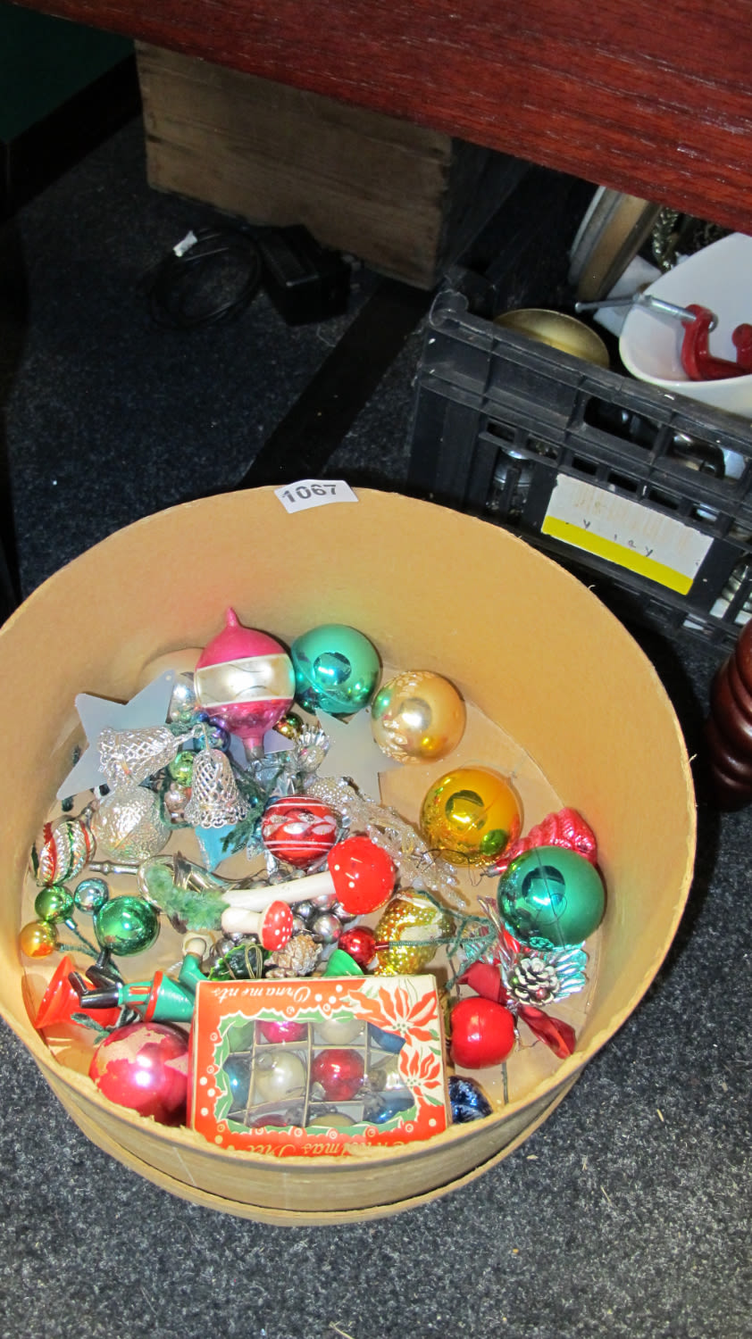 Lot 1067: vintage xmas decs in old hat storage box
