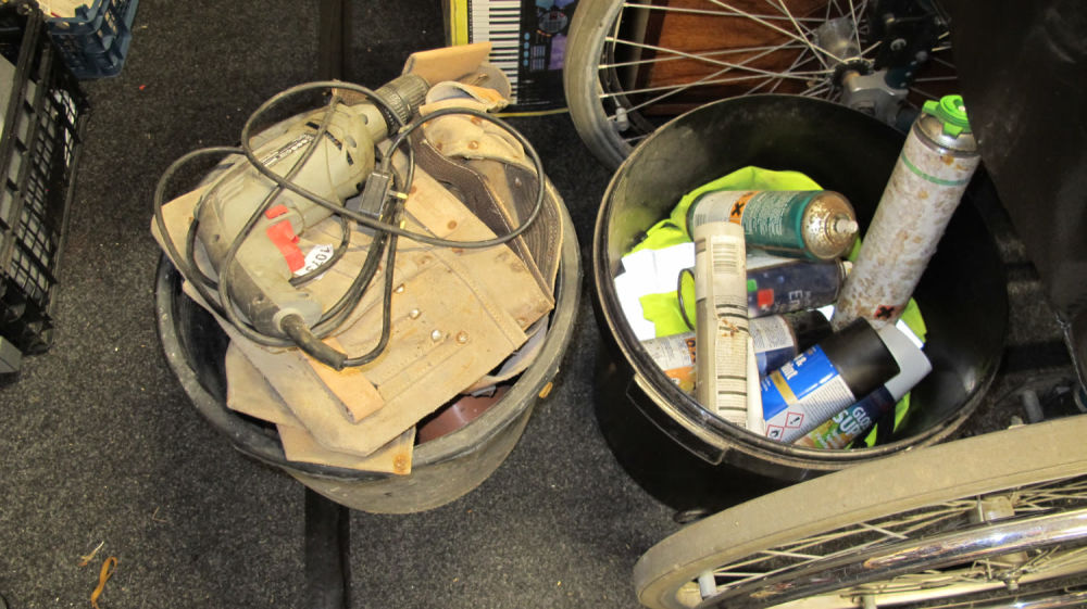 Lot 1073: 2 tubs of decorators items
