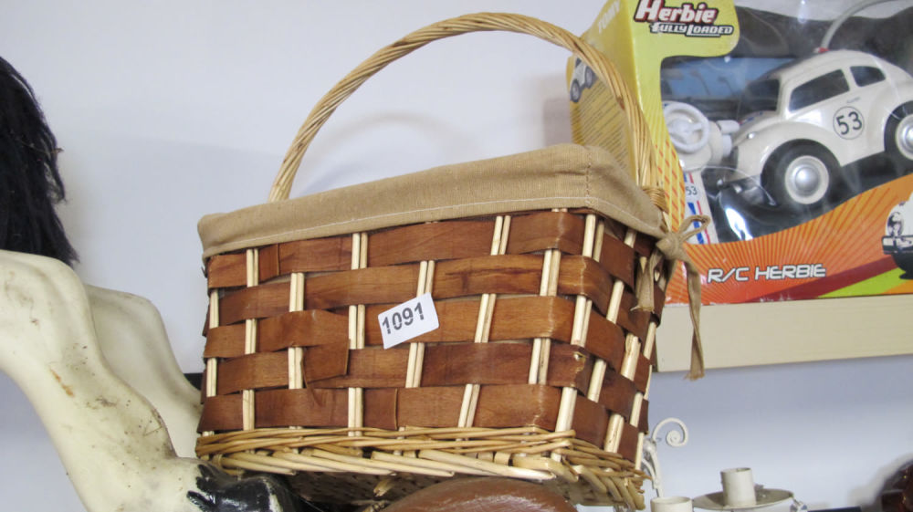 Lot 1091: bamboo basket